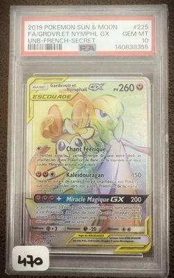 gros plan d'une carte pokemon dans un étui en plastique