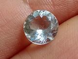 un gros plan sur la main d'une personne tenant un diamant bleu