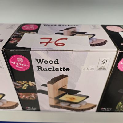 une boîte de raclette en bois posée sur une table