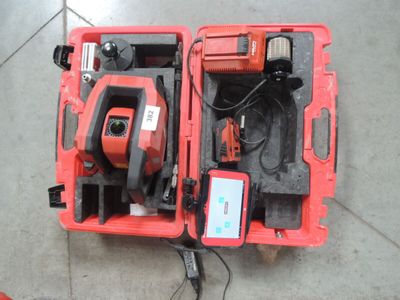 une boîte à outils rouge avec des outils sur le sol