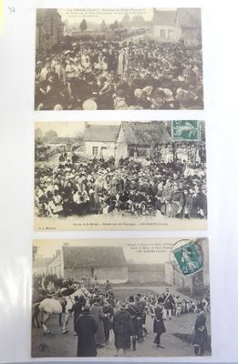 une vieille photo en noir et blanc montrant une foule nombreuse