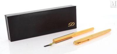 un gros plan d'un stylo et d'une boîte posés sur une surface blanche