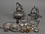 beaucoup d'objets en argent qui se trouvent sur la table