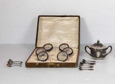 une boîte contenant un service d'argenterie et une théière