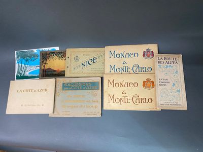 de nombreux livres accrochés au mur d'une pièce