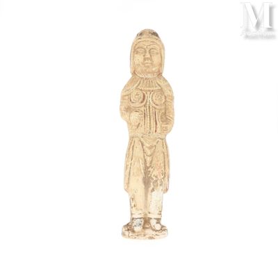 l'image d'une statue représentant une femme tenant un bébé dans ses bras