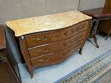 une commode en marbre dans le coin d'une pièce
