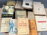 de nombreux livres posés sur une table