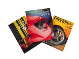 trois livres sur un fond blanc, avec une voiture rouge et une voiture jaune