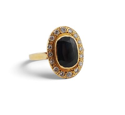 gros plan d'une bague avec une pierre noire entourée de diamants blancs