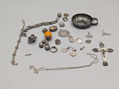 beaucoup d'objets en argent qui se trouvent sur la table