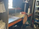 une photo d'un espace de travail comprenant un bureau et des étagères