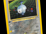 un gros plan d'une carte Pokémon représentant un robot
