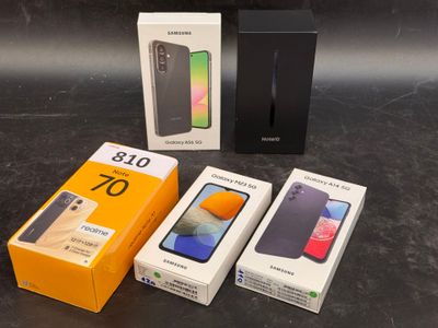 trois boîtes de téléphones Samsung posées les unes à côté des autres sur une table