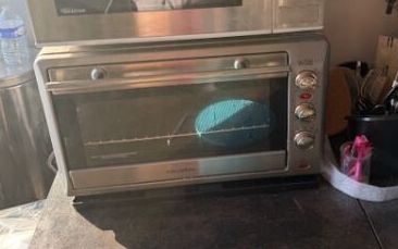 un four grille-pain posé sur un plan de travail de cuisine