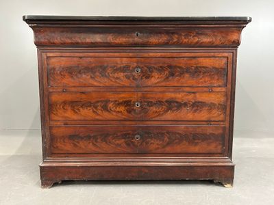 COMMODE à doucine en placage d'acajou flammé ouvrant par qua…