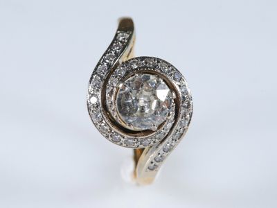 gros plan d'une bague en diamant sur fond blanc