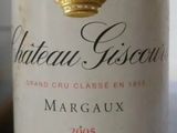 une bouteille de vin posée sur une table