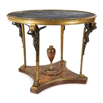 une table sur laquelle se trouve un vase et un vase posé sur la table