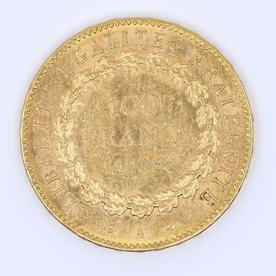 une vieille pièce d'or sur une surface blanche avec un fond blanc