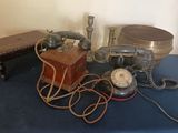 une table bleue sur laquelle sont posés plusieurs téléphones anciens