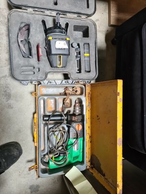 une boîte contenant tout un tas d'outils