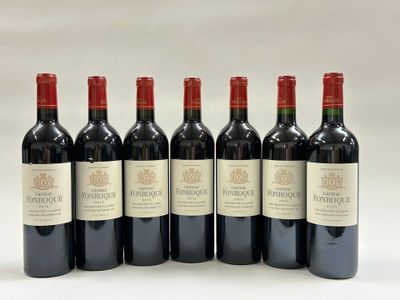 six bouteilles de vin rouge sont alignées