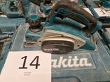 plusieurs outils exposés dans un magasin