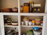 de nombreux plats et casseroles sur les étagères de la cuisine