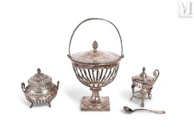 trois pièces d'argenterie, à savoir une théière, une cuillère et une théière
