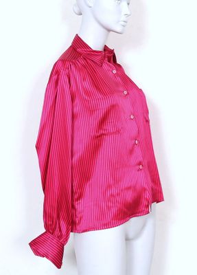 le mannequin porte une chemise rouge et un pantalon noir