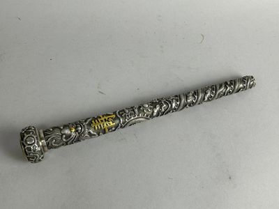 gros plan d'un objet métallique sur une surface blanche
