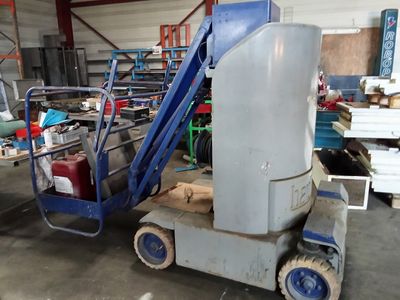 une photo d'un chariot élévateur dans un entrepôt où se trouvent de nombreux outils