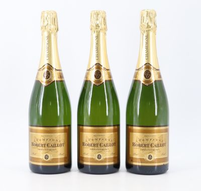 trois bouteilles de champagne sont alignées sur un fond blanc