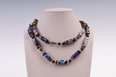 gros plan d'un collier sur un mannequin mannequin