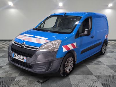 la camionnette bleue est garée sur un sol en damier dans le garage