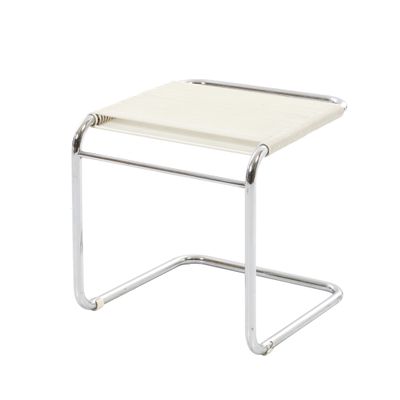 un gros plan sur un tabouret blanc à structure métallique