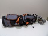 un sac de clubs de golf et un sac de clubs de golf posés sur une table