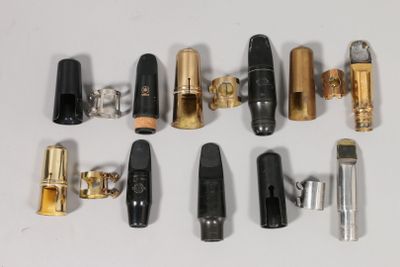 une grande variété de tuyaux et de raccords en laiton