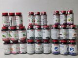 de nombreux pots de confiture empilés les uns sur les autres