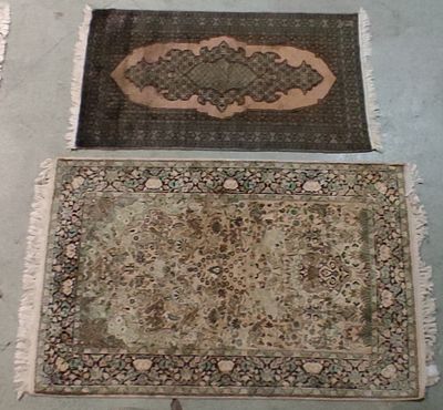 Deux tapis sont posés sur le sol dans une pièce