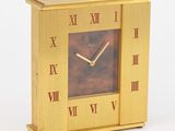 une horloge en or avec des chiffres romains sur le cadran