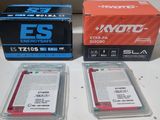 deux boîtes de disques durs posées l'une à côté de l'autre sur une table