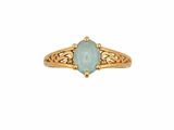gros plan d'une bague en or avec une pierre verte