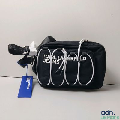 un sac noir muni d'une étiquette nominative et d'une paire de ciseaux