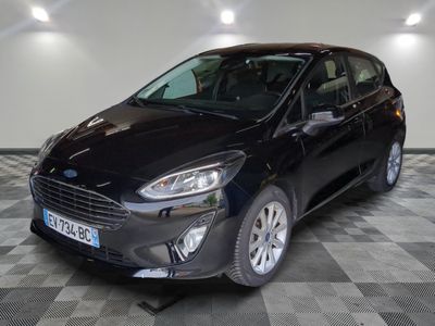 la voiture noire est garée sur un sol en damier dans le garage