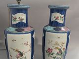 paire de vases bleus et blancs ornés d'oiseaux et de fleurs