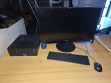 un ordinateur de bureau posé sur une table avec un clavier et une souris
