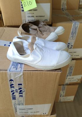 une boîte sur laquelle est posée une paire de chaussures