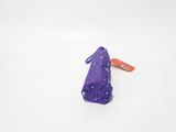 parapluie violet avec une poignée orange sur un fond blanc